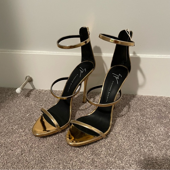 Gold Giuseppe Zanotti heels!! - Picture 1 of 8
